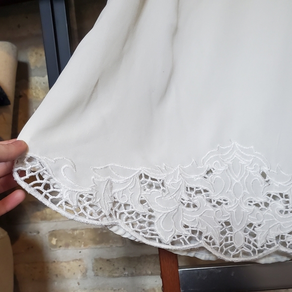 Delicate lace semi-sheer tank top - Picture 3 of 4